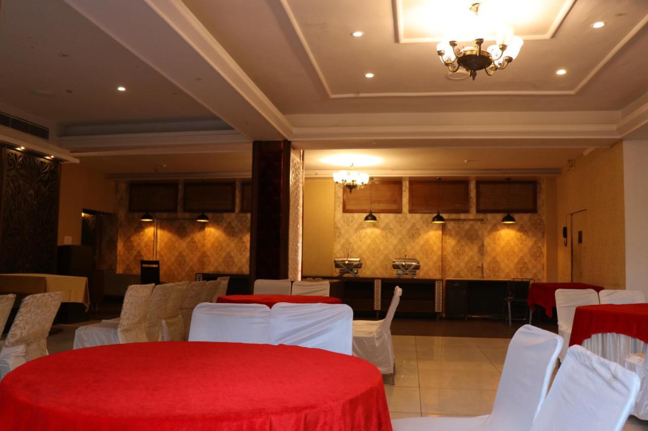 Hotel Pushap Palace Patiāla Екстериор снимка