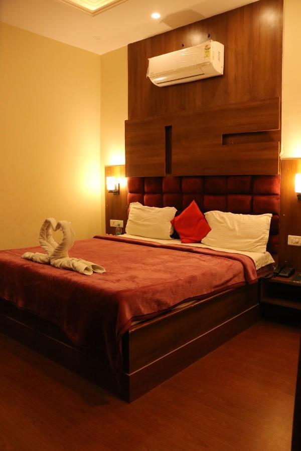 Hotel Pushap Palace Patiāla Екстериор снимка
