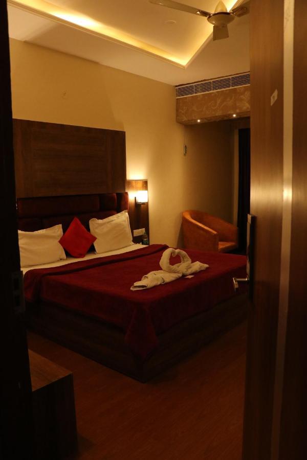 Hotel Pushap Palace Patiāla Екстериор снимка