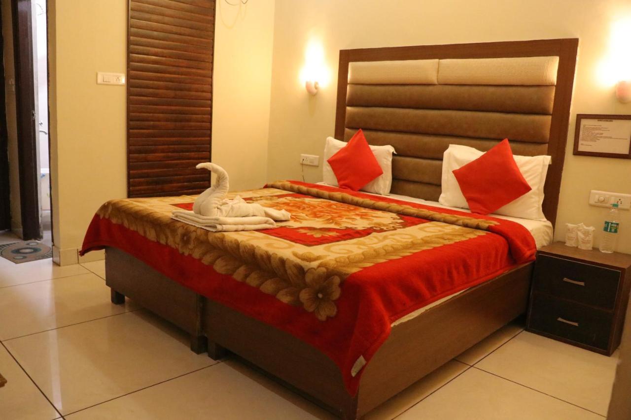Hotel Pushap Palace Patiāla Екстериор снимка