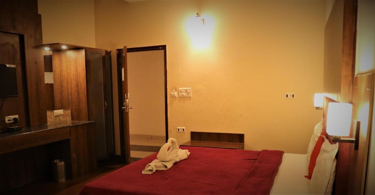 Hotel Pushap Palace Patiāla Екстериор снимка