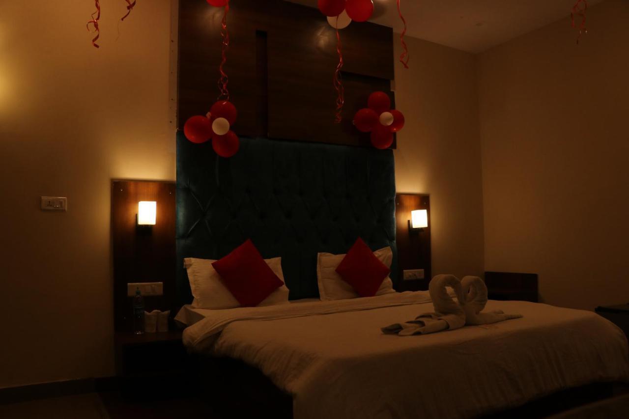 Hotel Pushap Palace Patiāla Екстериор снимка