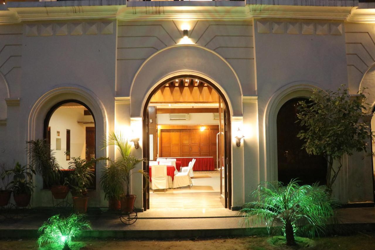 Hotel Pushap Palace Patiāla Екстериор снимка