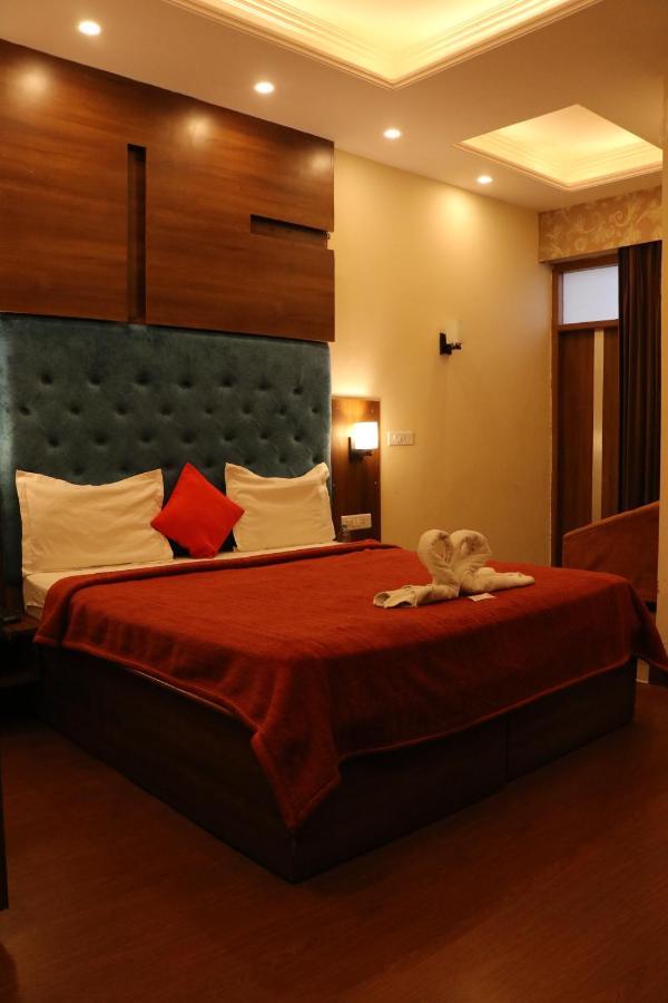 Hotel Pushap Palace Patiāla Екстериор снимка